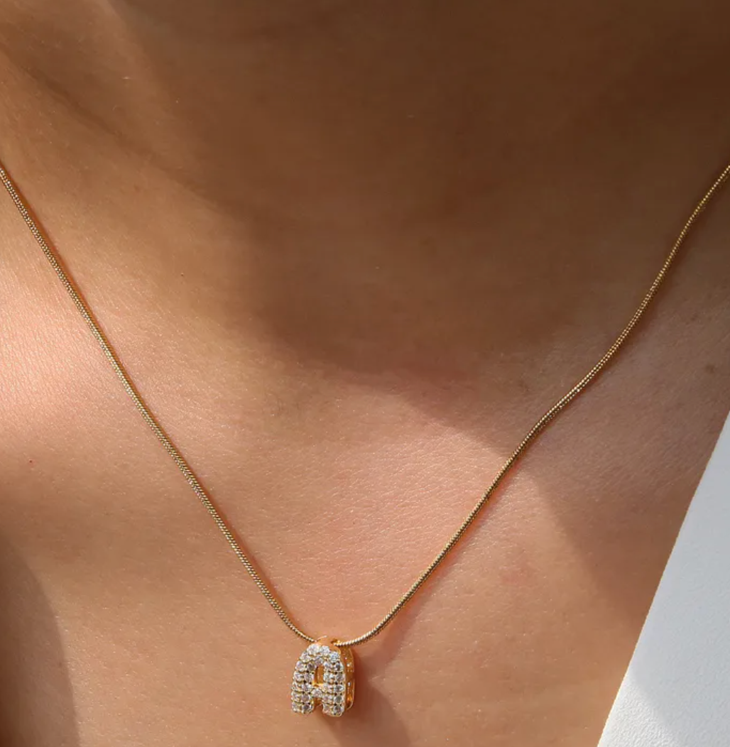 Collar letra zirconias