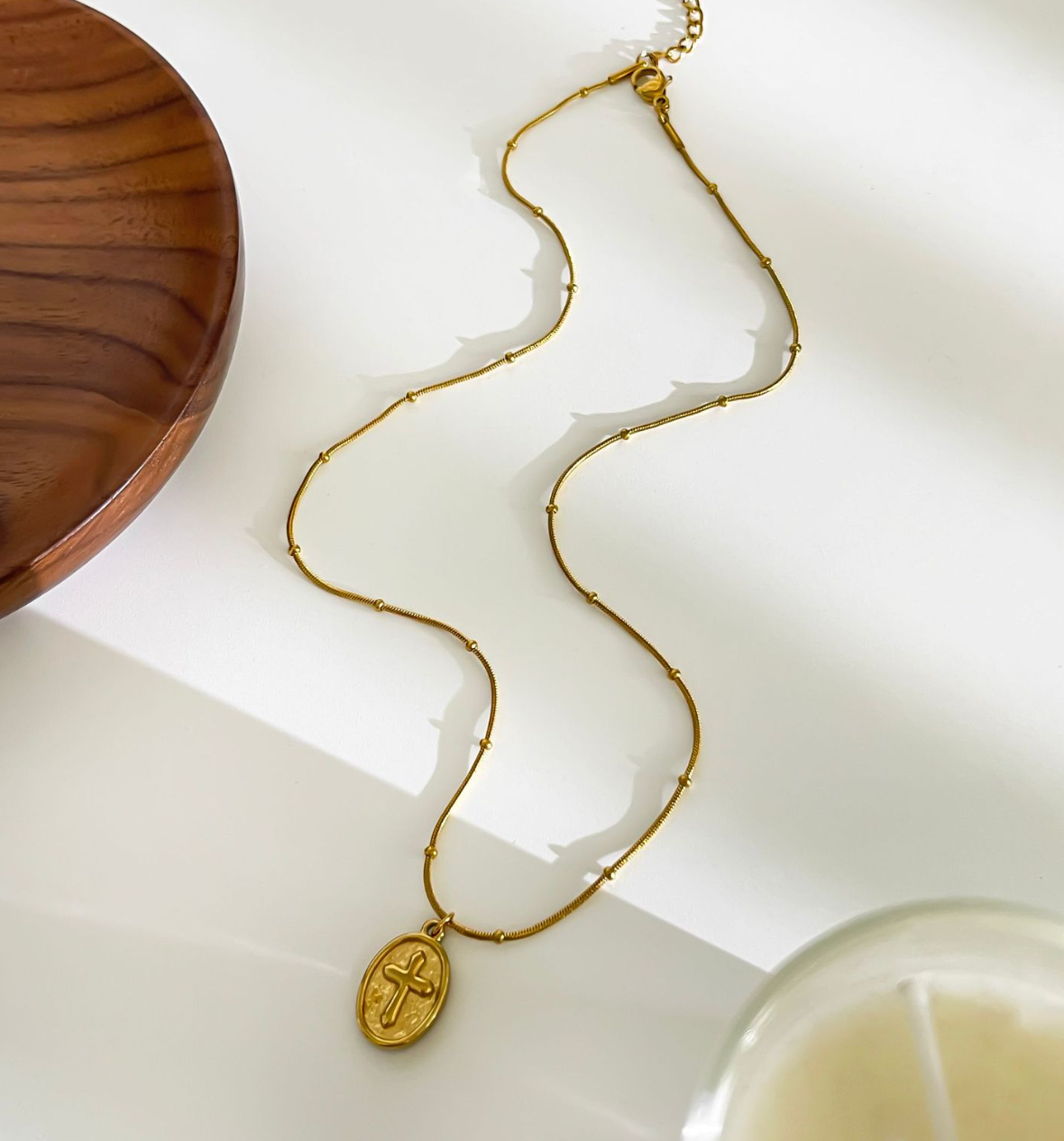 Collar Cruz en Ovalo