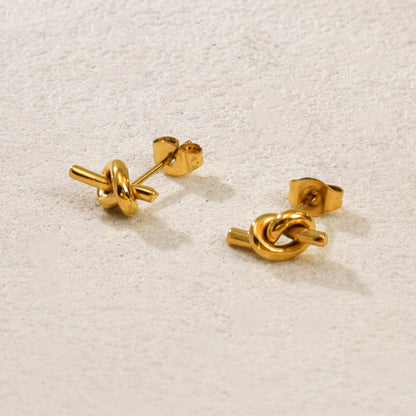 Par de aretes nudo dorado