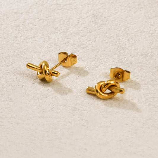 Par de aretes nudo dorado